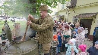 В центре Семилук развернули партизанскую деревню времён Великой Отечественной войны