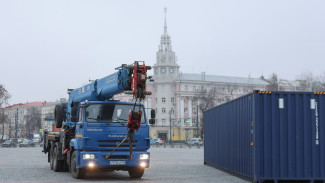 На площади Ленина в Воронеже начали подготовку к Новому году