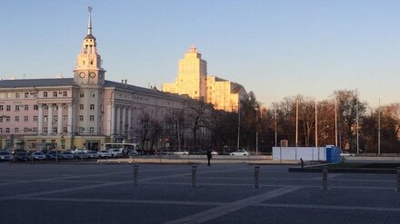 В Воронеже начали собирать каток на площади Ленина