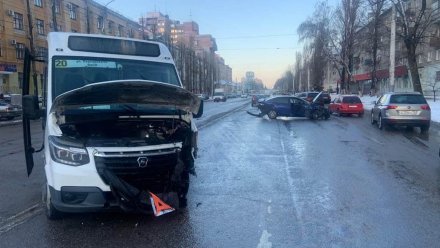 В массовом ДТП на Ленинском проспекте Воронежа пострадала пассажирка маршрутки