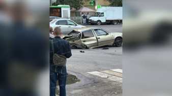 Автомобиль разворотило на части после ДТП на Ленинском проспекте в Воронеже