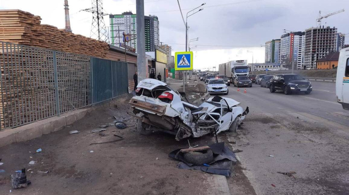 Полиция показала фото ДТП, при котором легковушку «намотало» на столб в  Воронеже – Новости Воронежа и Воронежской области – Вести Воронеж