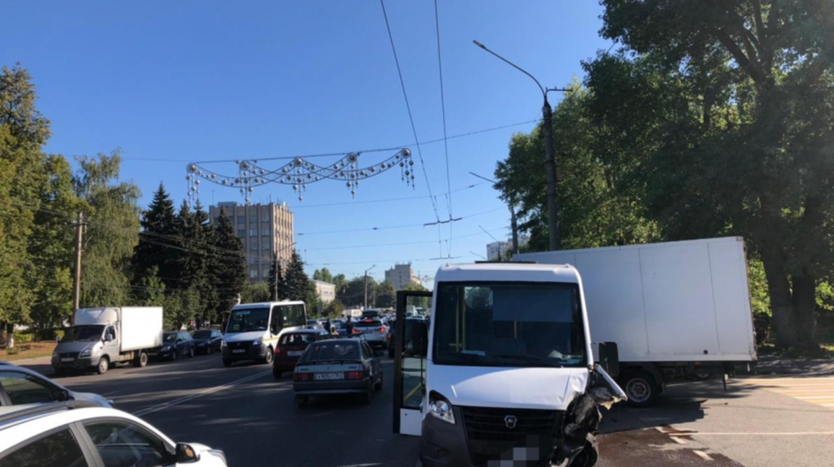 Маршрутка и 6 машин столкнулись в Воронеже: есть пострадавшие | 06.09.2021  | Воронеж - БезФормата