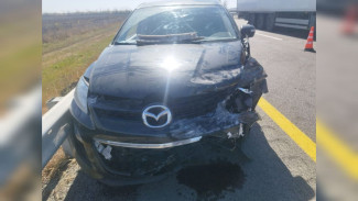 Автомобилистка на Mazda врезалась в ограждение на воронежской трассе: есть пострадавший