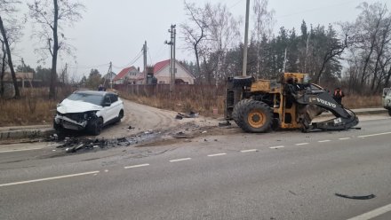 Водитель иномарки пострадал в аварии с экскаватором на воронежской трассе