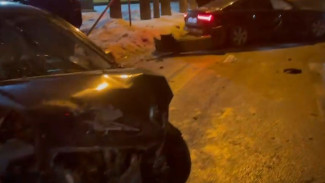 Два водителя пострадали в ночном ДТП у воронежского вуза: появилось видео 