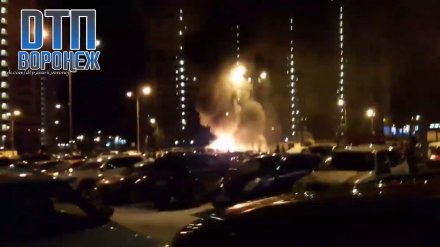 В воронежском ЖК сгорели 3 машины: пожар попал на видео