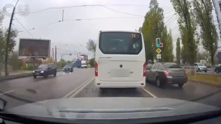 Водителя маршрутки в Воронеже оштрафовали за проезд на красный свет 
