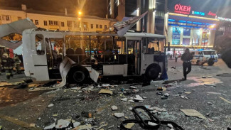 Момент взрыва маршрутки в центре Воронежа записали камеры