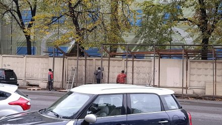 В Воронеже начали демонтировать простоявший 20 лет забор у «дома-убийцы»