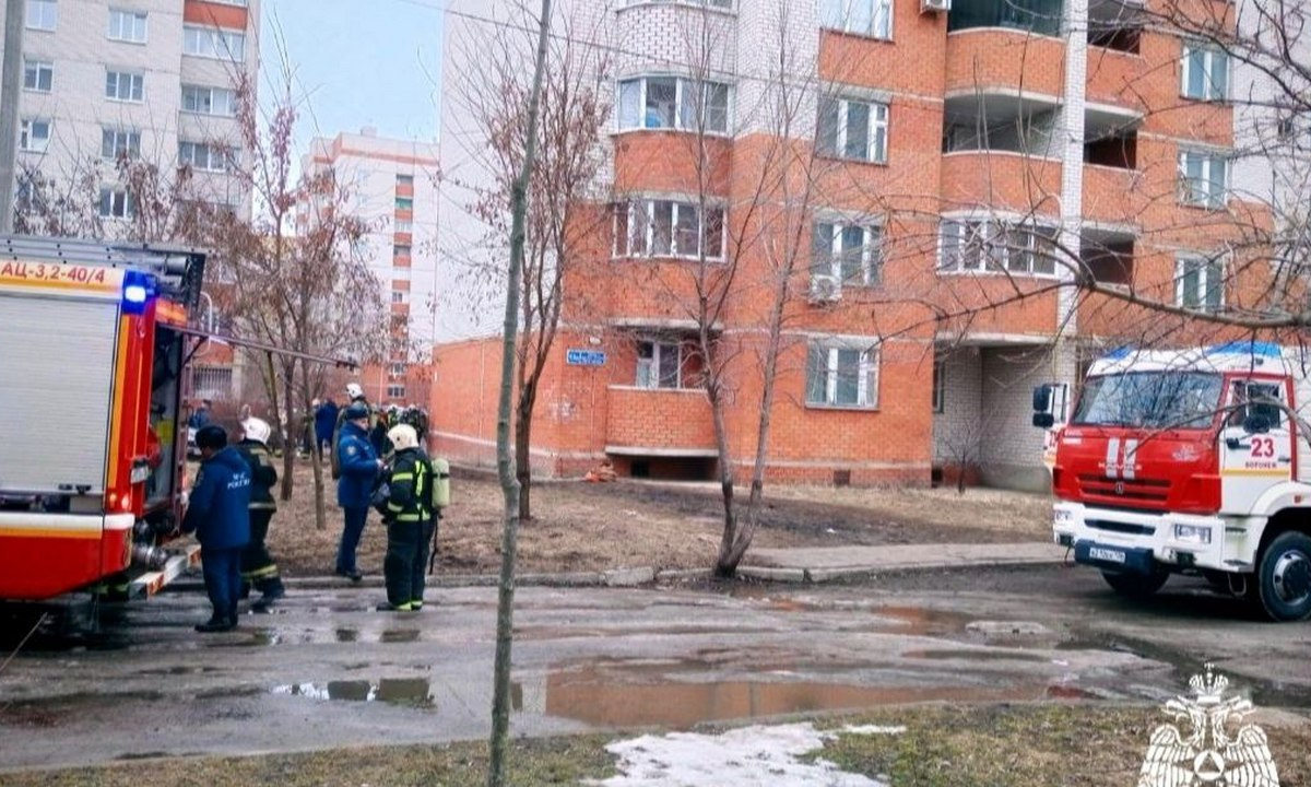 8 детей и 10 взрослых эвакуировали из горящей многоэтажки в Воронеже –  Новости Воронежа и Воронежской области – Вести Воронеж