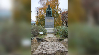 В Воронеже у памятника Никитину начали укладывать старинную брусчатку 