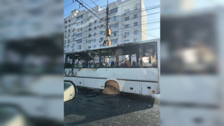 Две легковушки загорелись из-за вспыхнувшей в Воронеже маршрутки