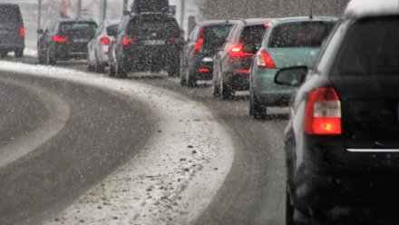 Из-за снегопада дороги Воронежа сковали 10-балльные пробки