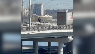 Воронежцы сняли на видео идущего по перилам Чернавского моста парня