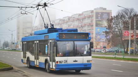 В Воронеже слесарь серьёзно пострадал при падении с крыши троллейбуса