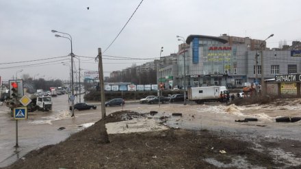 Тысячи воронежцев остались без воды из-за аварии, спровоцировавшей потоп на окружной