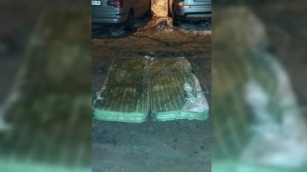 В Воронеже дорожную яму во дворе дома заделали матрасами