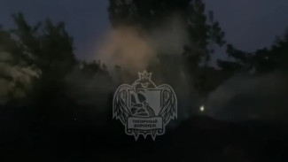 Фонтан из прорвавшейся трубы забил на улице Жемчужной в Воронеже