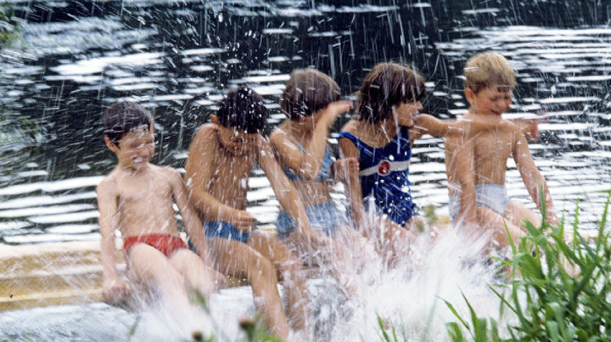 Совместное купание. Дети купаются в реке. Купание детей в лагере. Дети моются в реке. Школьники купаются.