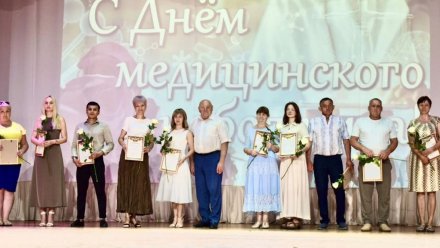 Улыбки, благодарности, награды: «Единая Россия» поздравила медработников региона с профессиональным праздником