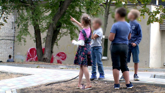 На детской площадке в Воронеже 8-летняя девочка сломала руку