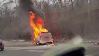 Очевидцы сняли на видео пылающую иномарку на воронежской трассе