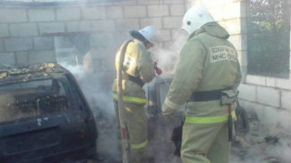 Иномарка сгорела в гаражно-строительном кооперативе в Воронеже