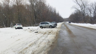 Трое мужчин пострадали в ДТП на заснеженной дороге в Воронежской области