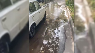 Вода из колодца затопила воронежскую улицу