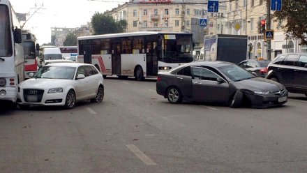 Массовое ДТП с автобусом спровоцировало пробку в центре Воронежа