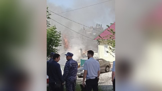 Частный дом вспыхнул в Воронеже: появилось видео