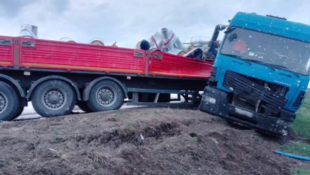 Водитель разбился насмерть в массовом ДТП с грузовиками в Воронежской области