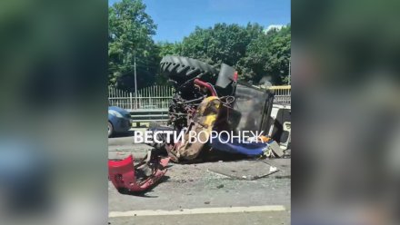 В Воронеже трактор опрокинулся на легковушки: пострадал один человек