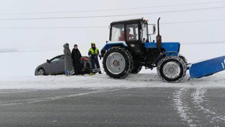 Под Воронежем трактором вытащили съехавшую в кювет иномарку