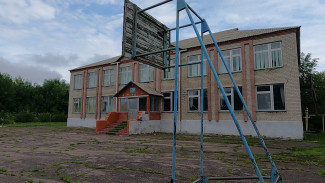 Разбитые окна и трещины. Ученики пожаловались на ужасное состояние школы под Воронежем