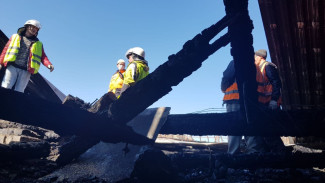 Воронежские коммунальщики начали разбирать сгоревшую крышу пятиэтажки на Еремеева
