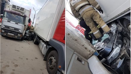 В Воронеже водитель BMW угодил под два грузовика: пострадали двое