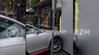 Audi без госномеров влетела в киоск «Робин Сдобин» в Воронеже