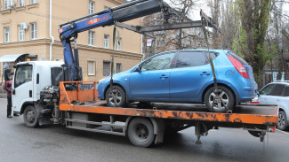 В Воронеже продолжают работу по эвакуации автомобилей без номеров