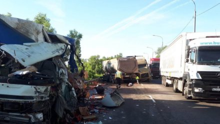 В Воронежской области после страшного ДТП с тремя фурами погибли 2 человека
