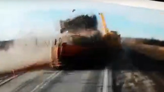 В Воронежской области КамАЗ протаранил грузовик с цистерной: появилось видео
