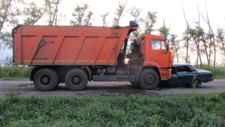 В Воронежской области 22-летний автомобилист пошёл на обгон и врезался в КамАЗ