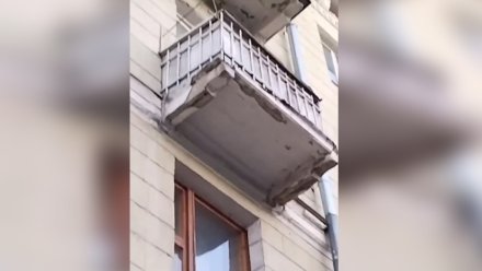 Воронежцы показали на видео осыпающиеся балконы в центре города