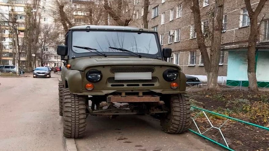 В Воронеже водителя УАЗа наказали за парковку на узком тротуаре