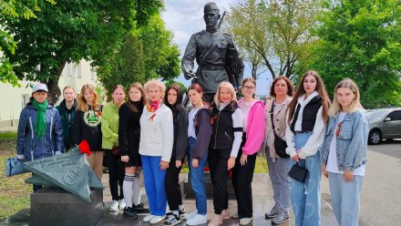 «Единая Россия» организовала экскурсию для студентов и школьников по местам боевой славы Воронежа