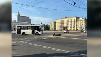 Маршрутка и мотоцикл столкнулись на площади Ленина в Воронеже