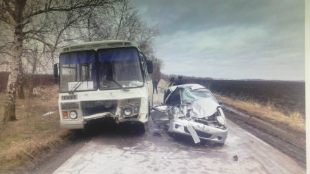Автобус и Daewoo Matiz столкнулись на воронежской трассе: двоих человек госпитализировали