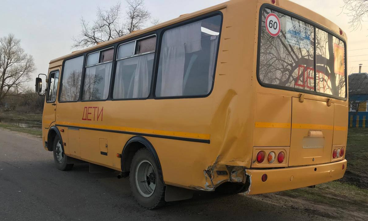 В Воронежской области водитель Audi врезался в школьный автобус и сбежал –  Новости Воронежа и Воронежской области – Вести Воронеж