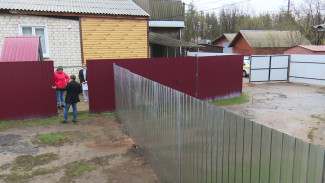 Воронежской семье оставили единственный путь к дому через дырку в заборе